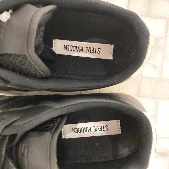 STEVE MADDEN BLACK RUNNERS- Size 8 - Picture 7 of 9